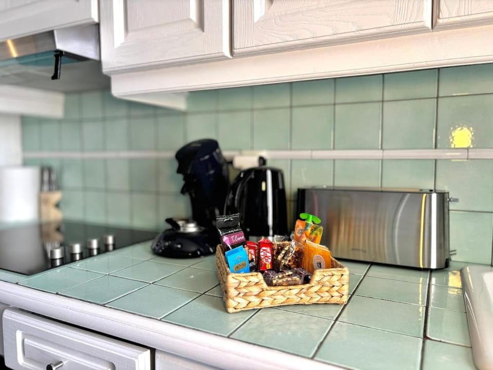 Coffee/tea facilities, Kitchen or kitchenette, stove, toaster