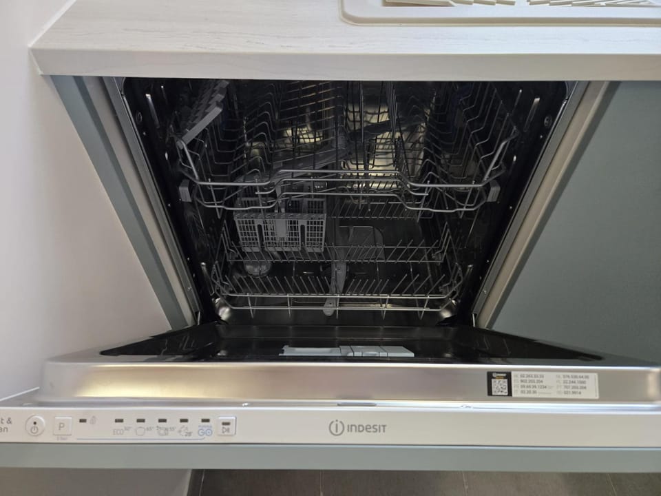 Kitchen or kitchenette, dishwasher