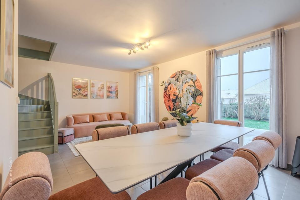 Living room, Dining area