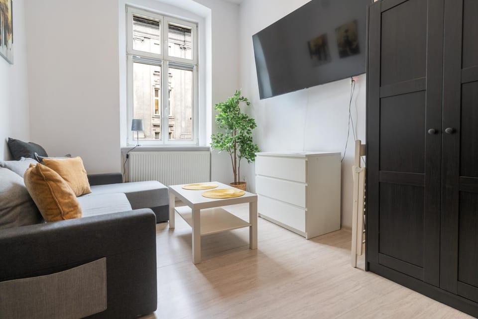 TV and multimedia, Living room, Seating area, Evening entertainment