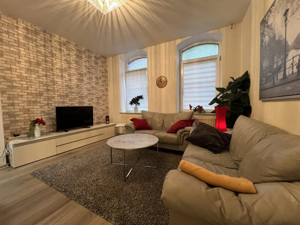 Communal lounge/ TV room, TV and multimedia, Living room, Seating area, Evening entertainment