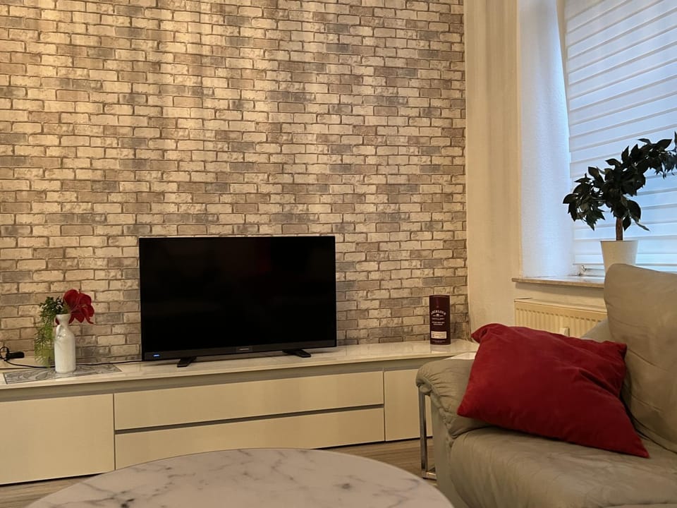 Communal lounge/ TV room, TV and multimedia, Living room, Seating area, Evening entertainment