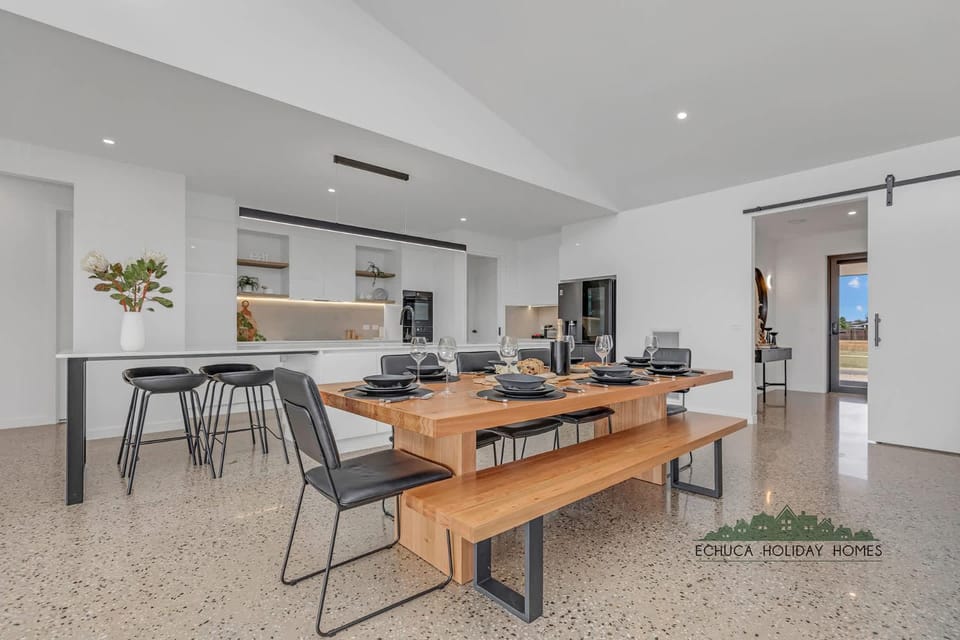 Food and drinks, Seating area, Dining area