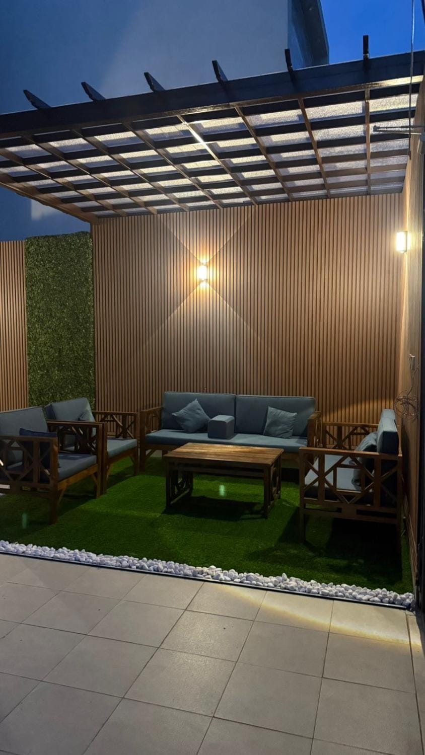 Luxury apartment with outdoor seating, separate entrance and self check-in شقة فاخرة مع جلسة خارجية ومدخل مستقل وتسجيل وصول ذاتي ومدخل سيارة خاص Apartment in Saudi Arabia