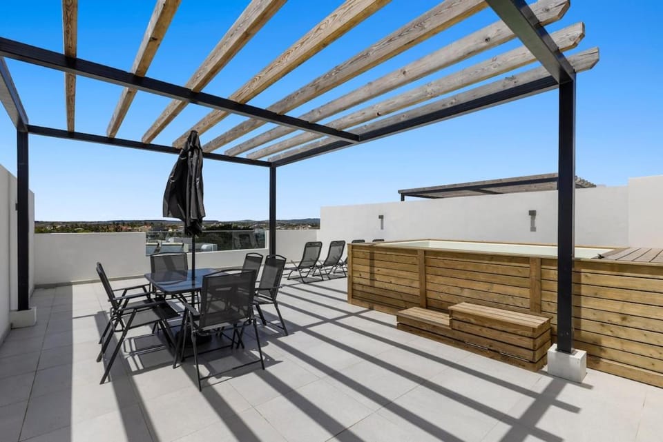 View (from property/room), Balcony/Terrace, Dining area, Pool view, Pool view, Swimming pool, Swimming pool, sunbed, sunbed