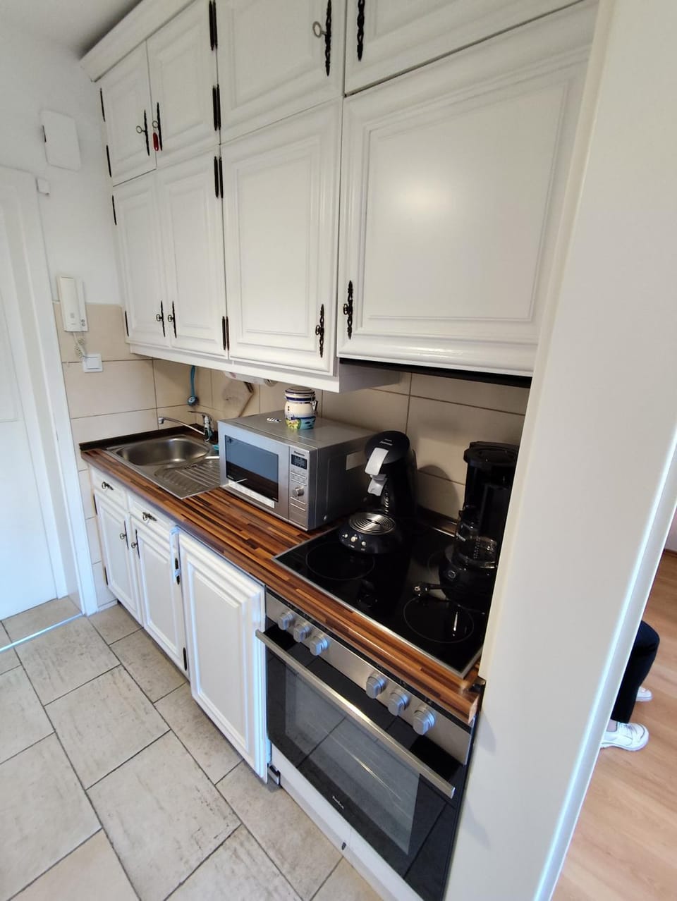 Kitchen or kitchenette, minibar, stove, toaster
