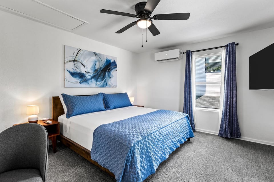 Bed, TV and multimedia, Bedroom