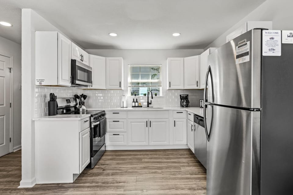 Coffee/tea facilities, Kitchen or kitchenette, dishwasher, oven, stove, toaster