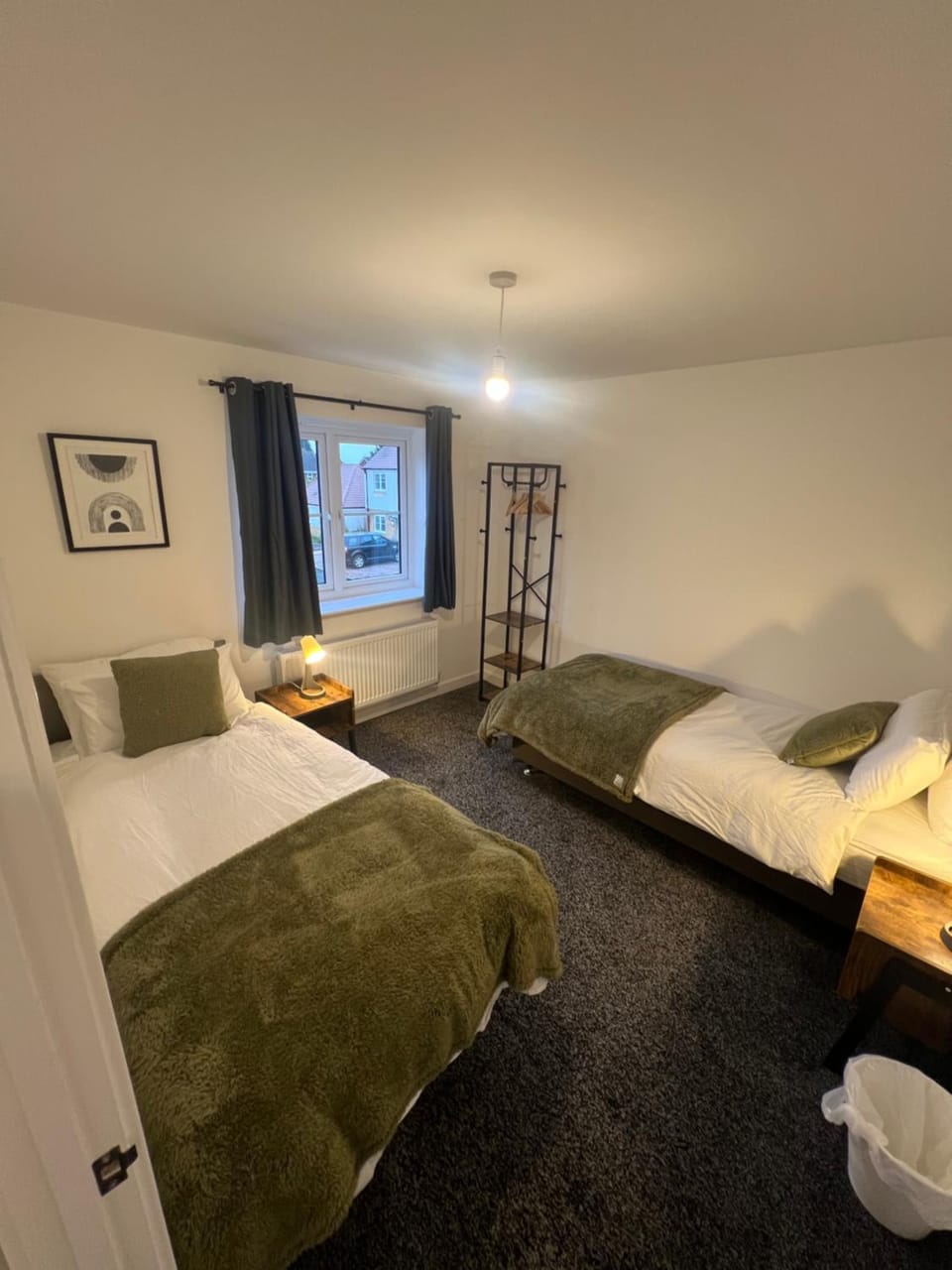The Pines Villa 2, 6 beds, 2 Sofa beds, Northampton Centre, Home Cinema, Games & EV, Parking for 4, Sleeps 10 Villa in Northampton
