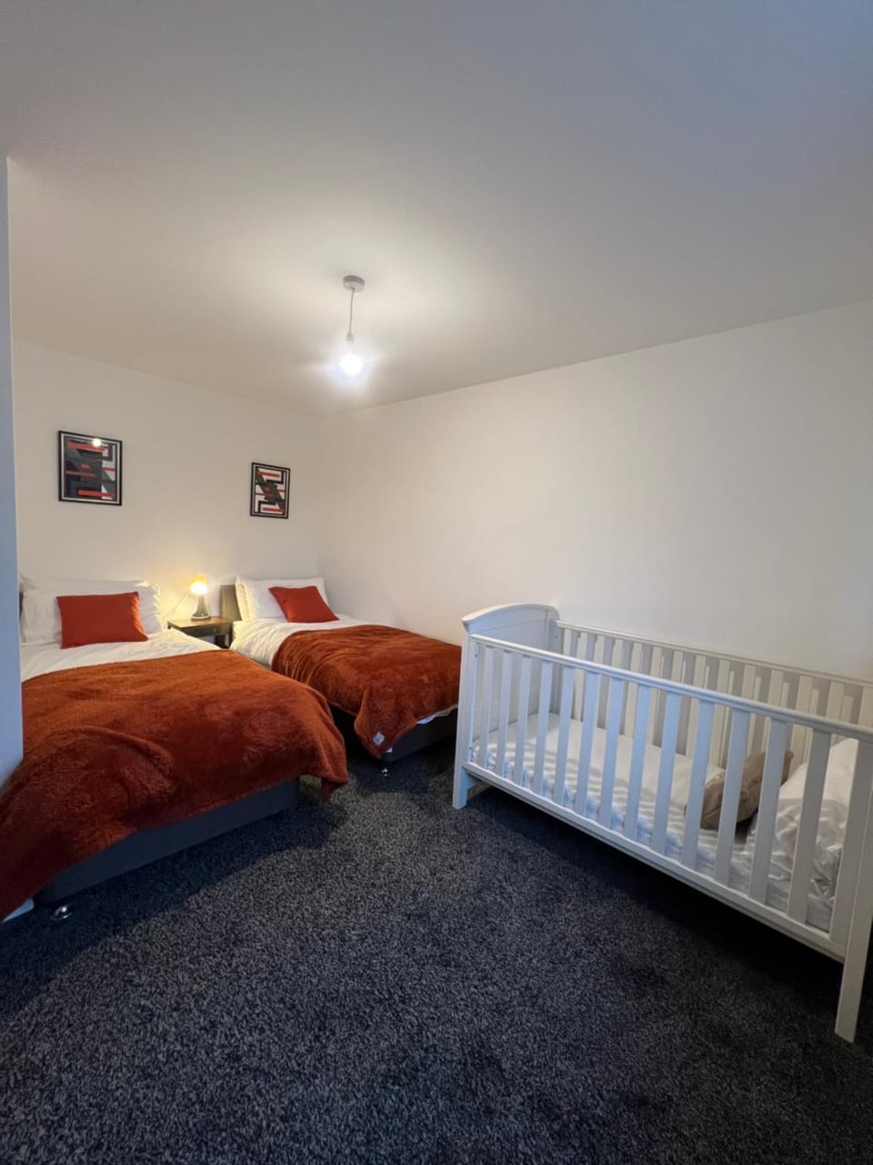 The Pines Villa 2, 6 beds, 2 Sofa beds, Northampton Centre, Home Cinema, Games & EV, Parking for 4, Sleeps 10 Villa in Northampton