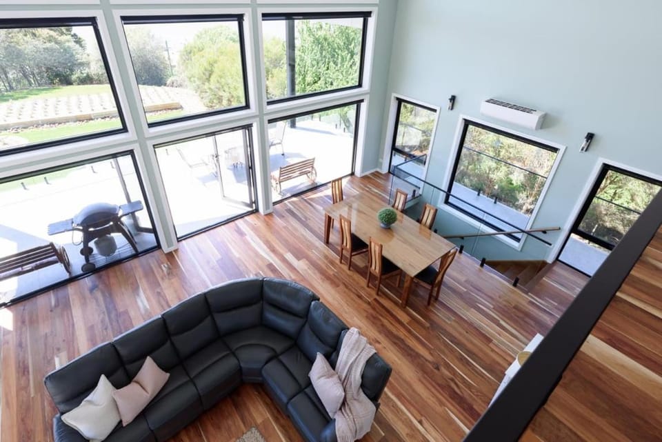 Elevated Modern Escape with Tennis Court Access House in Tasmania