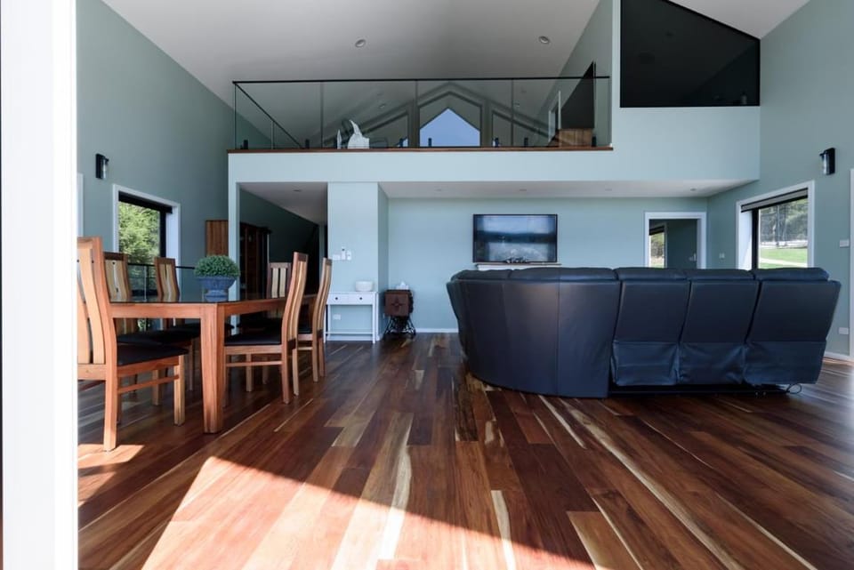 Elevated Modern Escape with Tennis Court Access House in Tasmania