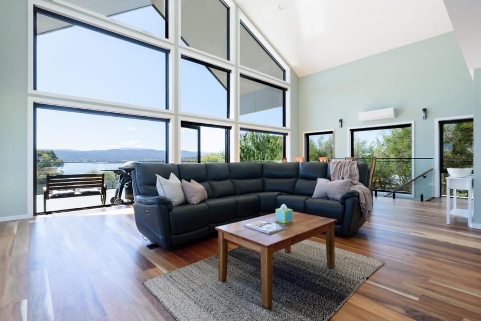 Elevated Modern Escape with Tennis Court Access House in Tasmania