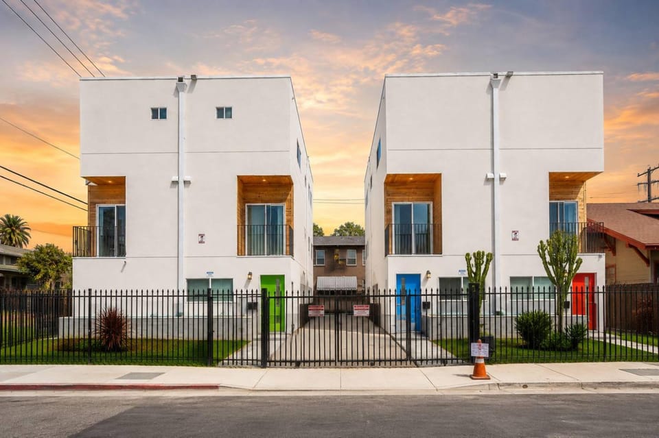 Experience Luxury 4BR Townhouse Sleeps 8 with Parking House in Los Angeles