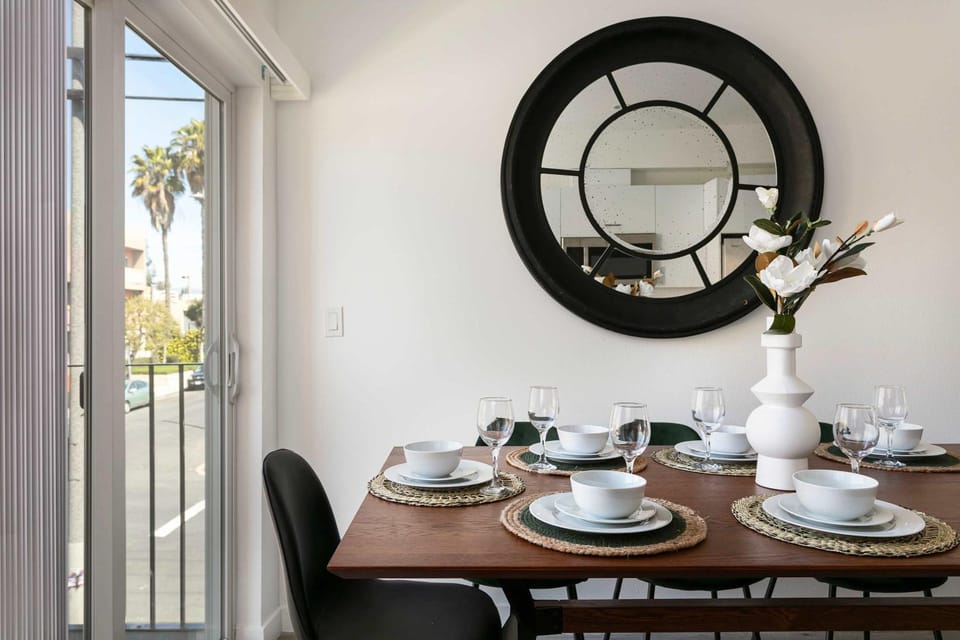 Experience Luxury 4BR Townhouse Sleeps 8 with Parking House in Los Angeles