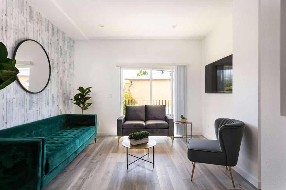 Experience Luxury 4BR Townhouse Sleeps 8 with Parking House in Los Angeles