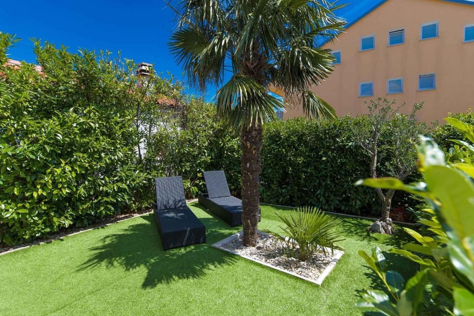 Nearby landmark, Summer, Garden