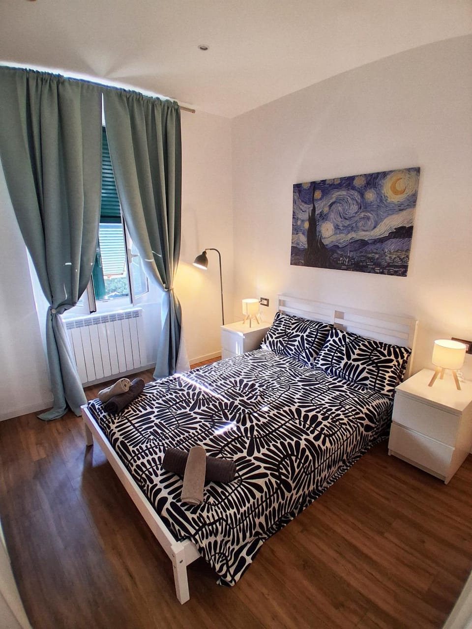 Bed, Photo of the whole room, Bedroom, towels