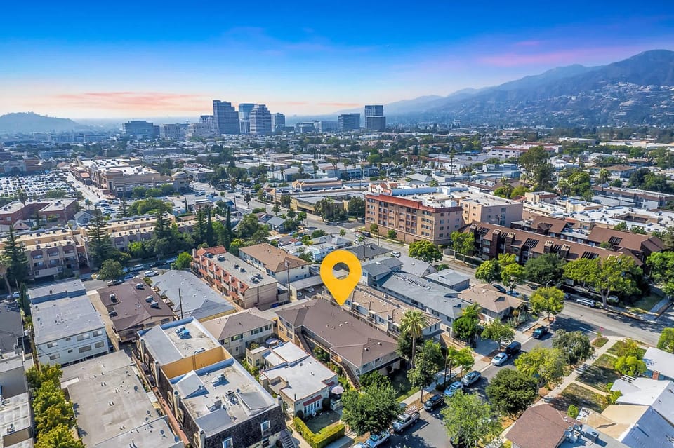 Luxury 2BR Apartment Great Area with Parking Apartment in Eagle Rock