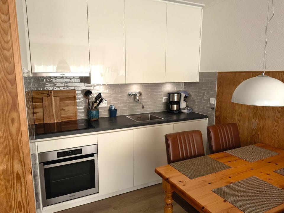 Kitchen or kitchenette, Dining area, oven, stove