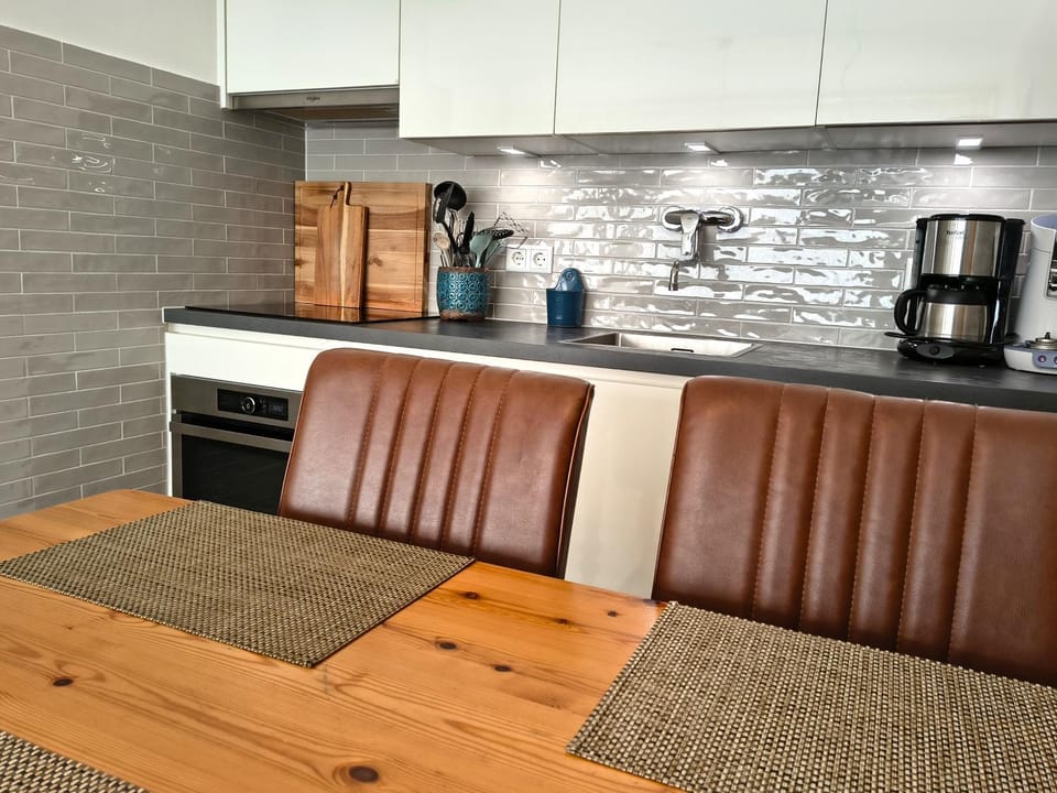 Kitchen or kitchenette, Dining area, stove