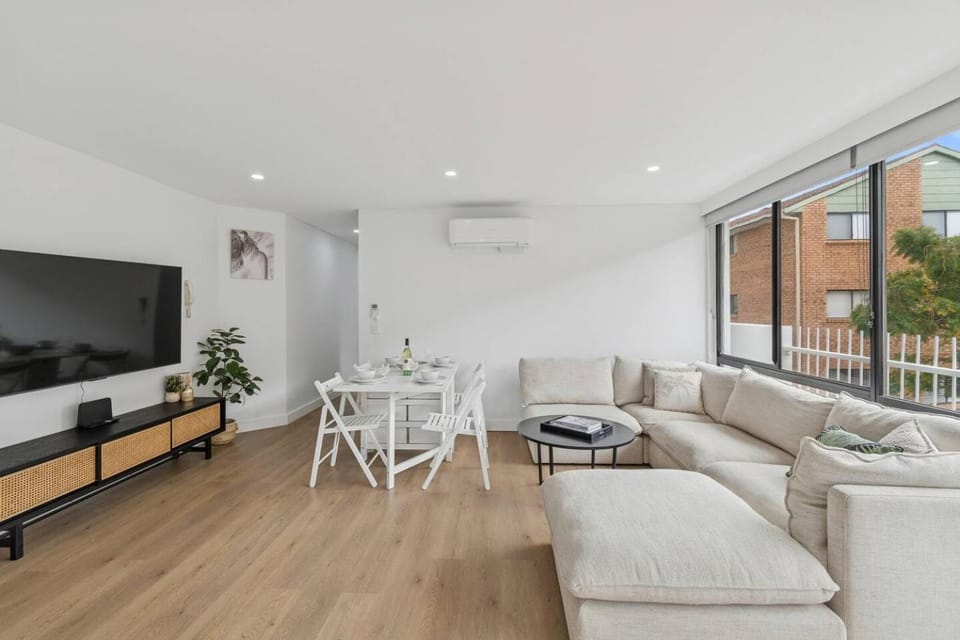 TV and multimedia, Living room, Seating area, Dining area, air conditioner