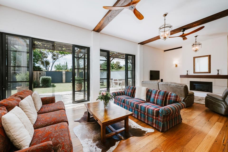TV and multimedia, Living room, Seating area, fireplace