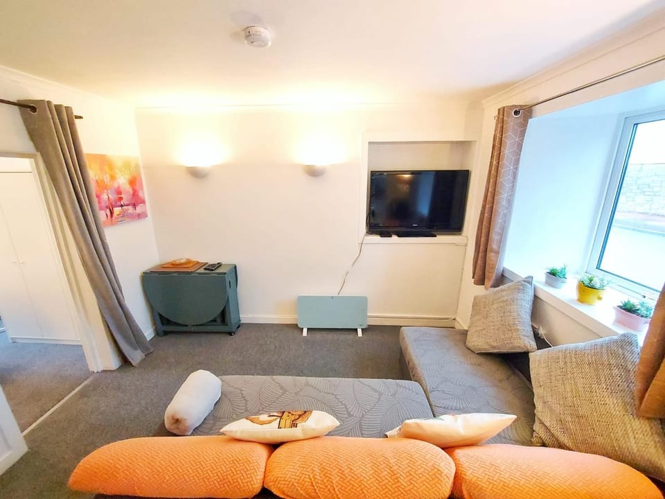The Wee Nest in Largs - One-Bedroom Ground Flat Apartment in England