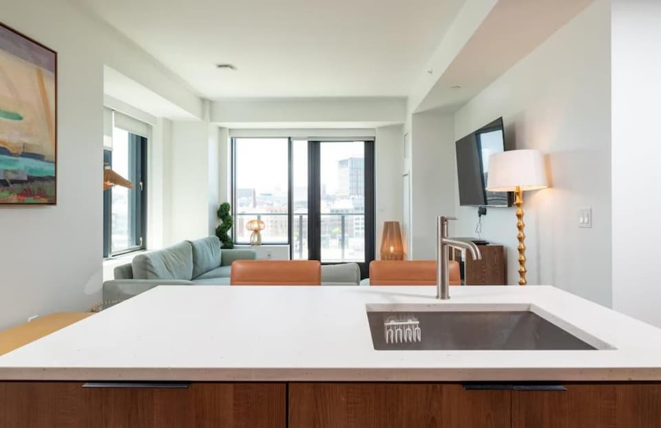 Lux 2BR w Gym Pool sleep 6 in Assembly Square Apartment in Somerville