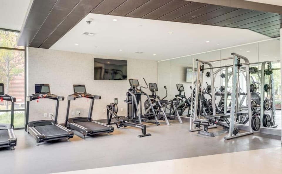 Lux 2BR w Gym Pool sleep 6 in Assembly Square Apartment in Somerville