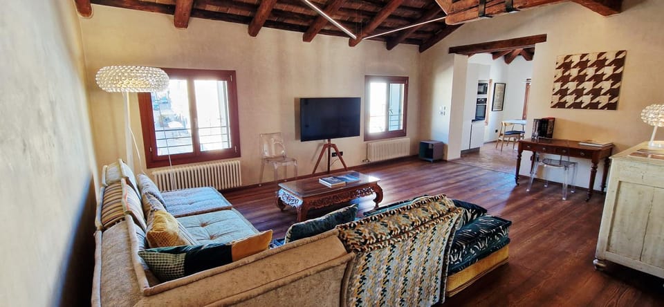 Communal lounge/ TV room, TV and multimedia, Living room, Seating area, Evening entertainment, internet