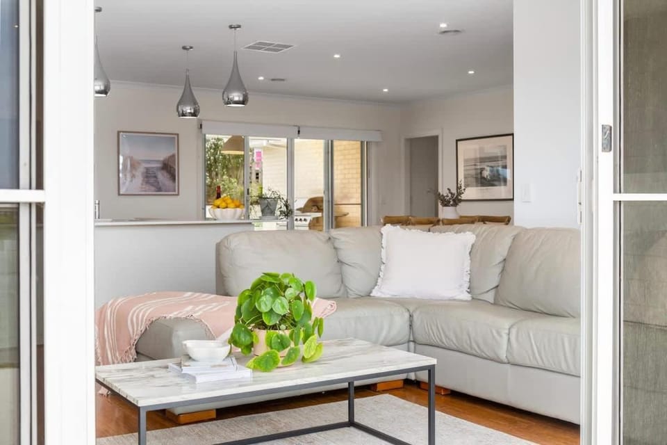 4BR Torquay Retreat with Serene Views House in Torquay