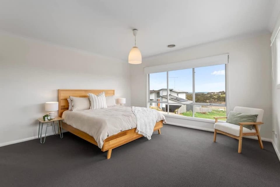 4BR Torquay Retreat with Serene Views House in Torquay