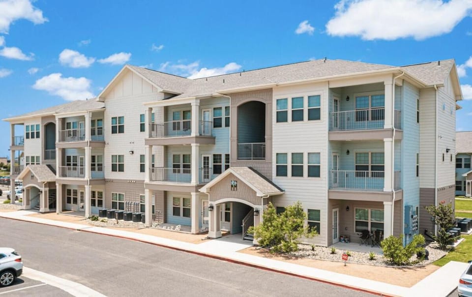 Trenton Sky Suite, Comfort, Pool, Gym, Gated Access Apartment in Edinburg