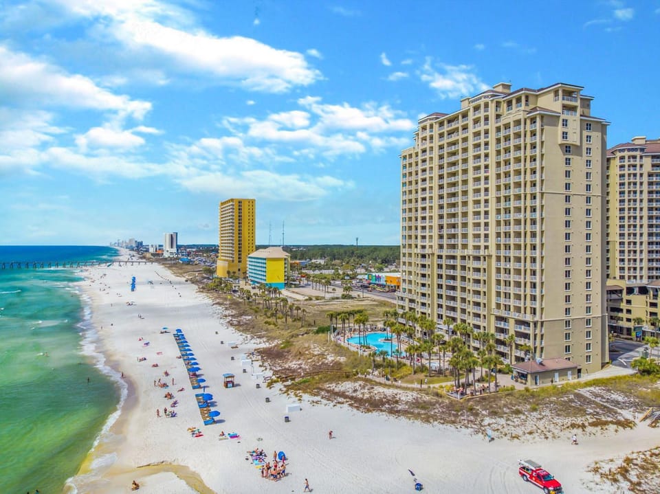 Property building, Nearby landmark, Day, Neighbourhood, Natural landscape, Bird's eye view, Beach, City view, Sea view, Location, sunbed