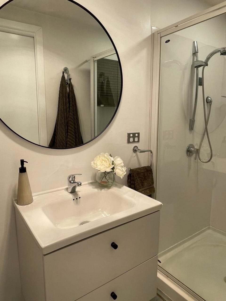 Shower, Toilet, Bathroom, towels