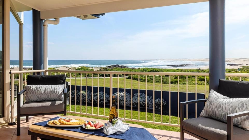 Surfers Paradise Port Stephens – Birubi Beachfront House in Anna Bay