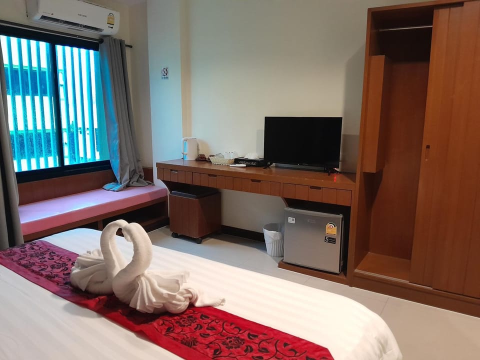TV and multimedia, Photo of the whole room, Bedroom, towels, wardrobe, air conditioner