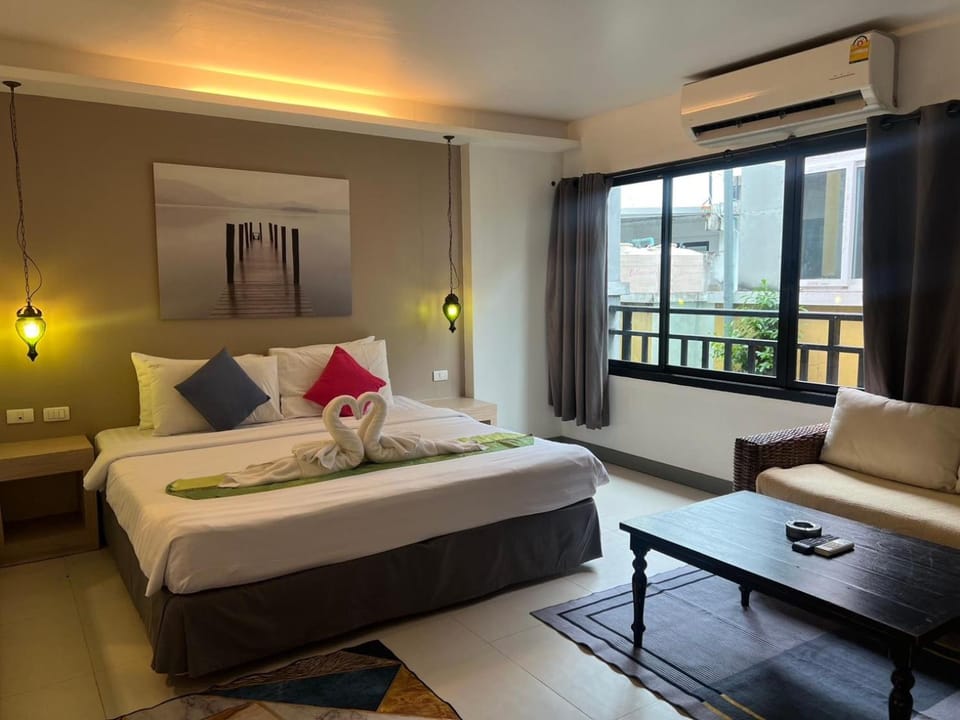 Bed, Living room, Bedroom, air conditioner