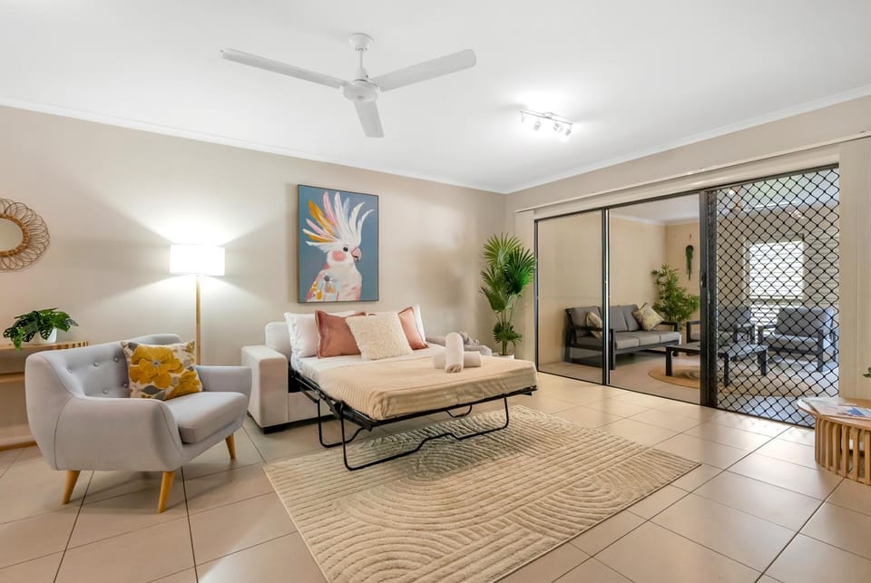 Azure at The Edge, luxury 2Br, Cairns City, Esplanade, Coffee Machine, 2 pools, 5mins to airport Apartment in Cairns