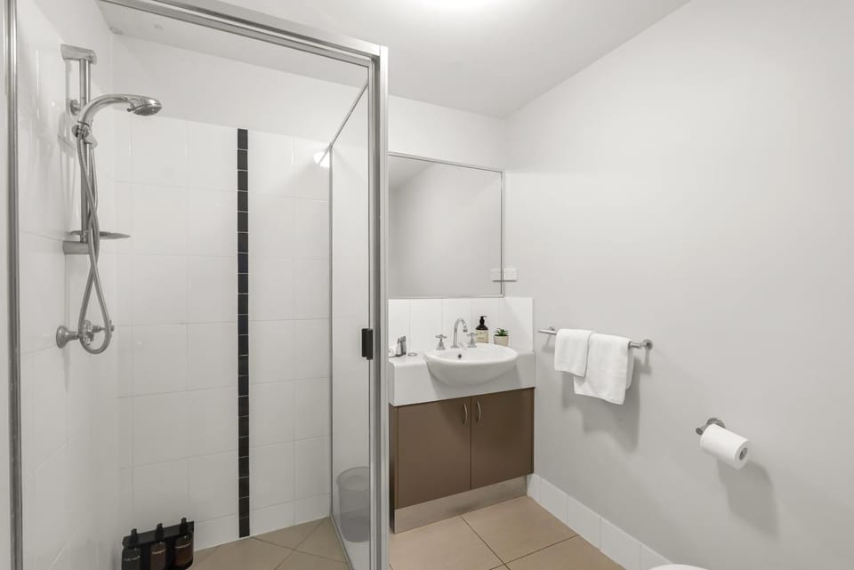 Azure at The Edge, luxury 2Br, Cairns City, Esplanade, Coffee Machine, 2 pools, 5mins to airport Apartment in Cairns