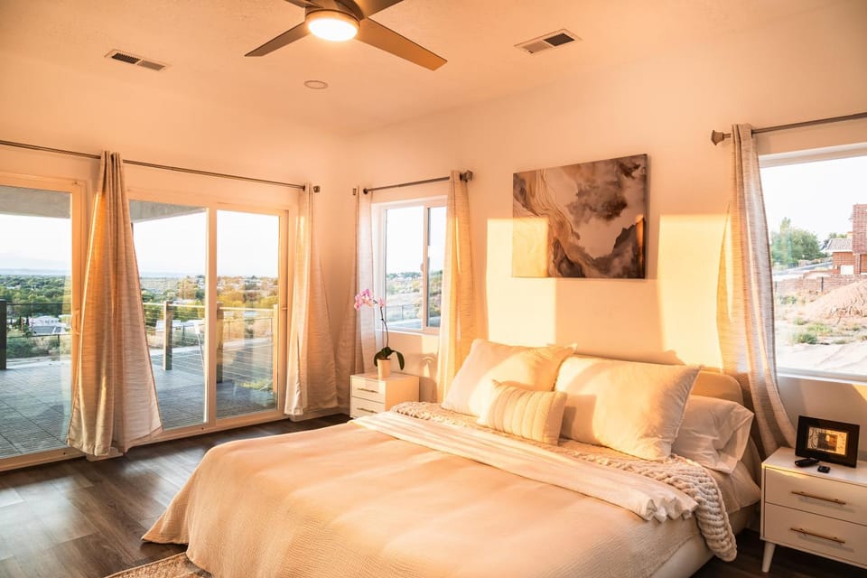 Bed, TV and multimedia, Bedroom, City view, Mountain view, fireplace