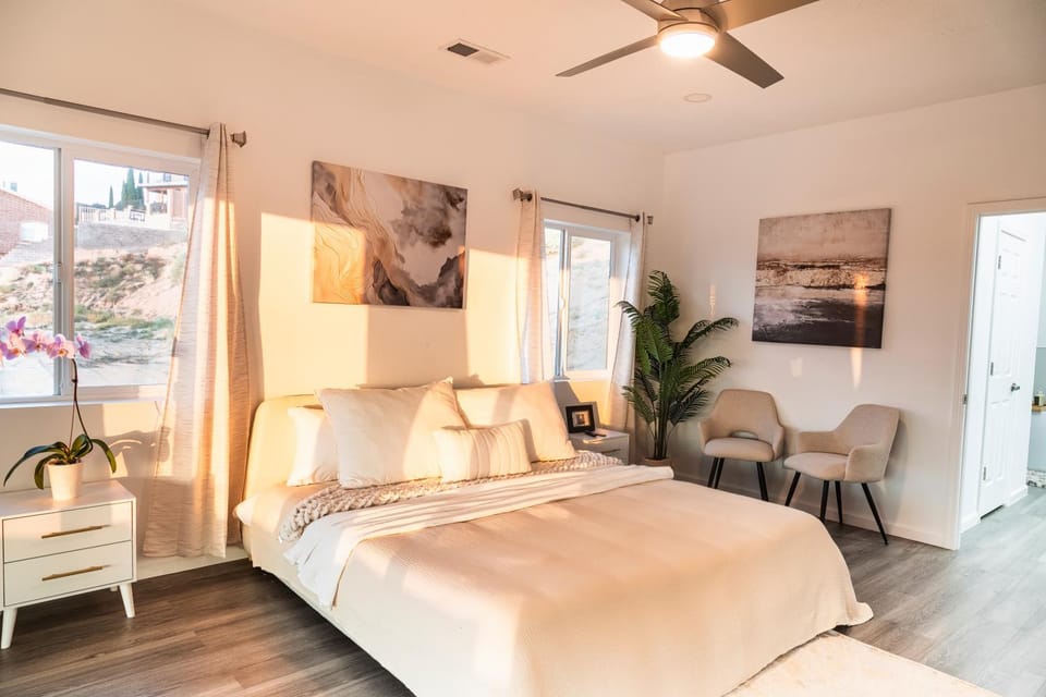 Bed, Seating area, Bedroom, City view, Mountain view, fireplace
