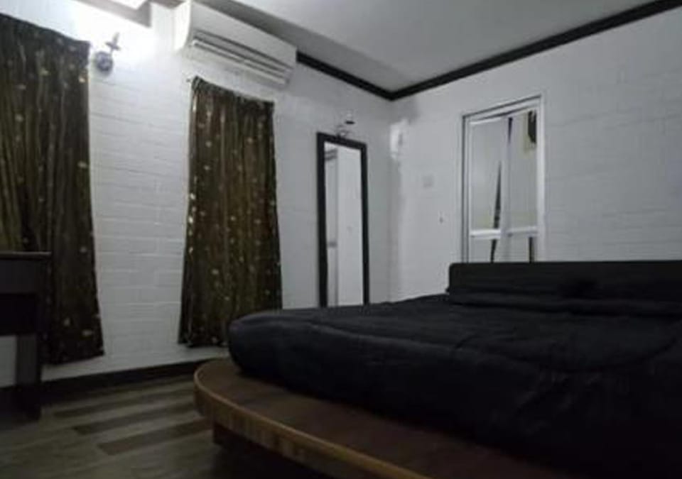 Photo of the whole room, Bedroom, air conditioner