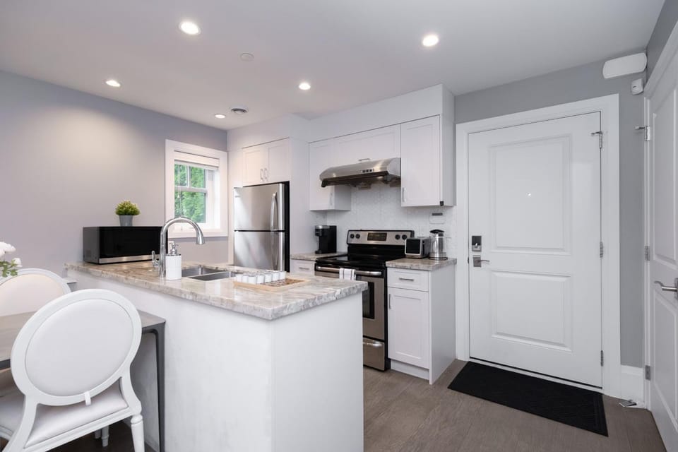 Kitchen or kitchenette, Dining area, dishwasher