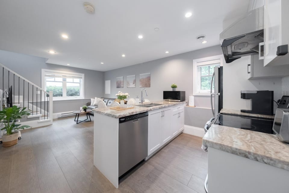 Kitchen or kitchenette, dishwasher, oven