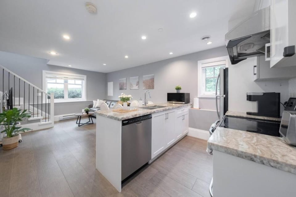 Brand New Stylish 2 bedrooms Suite in Shaughnessy Apartment in Vancouver