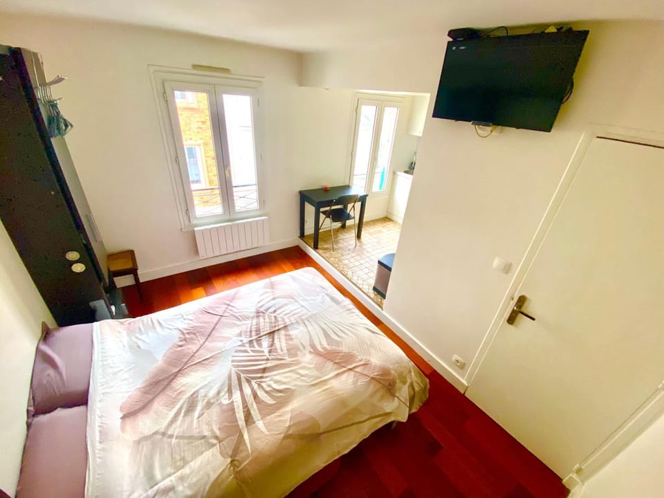 Montmartre village Bed and Breakfast in Paris