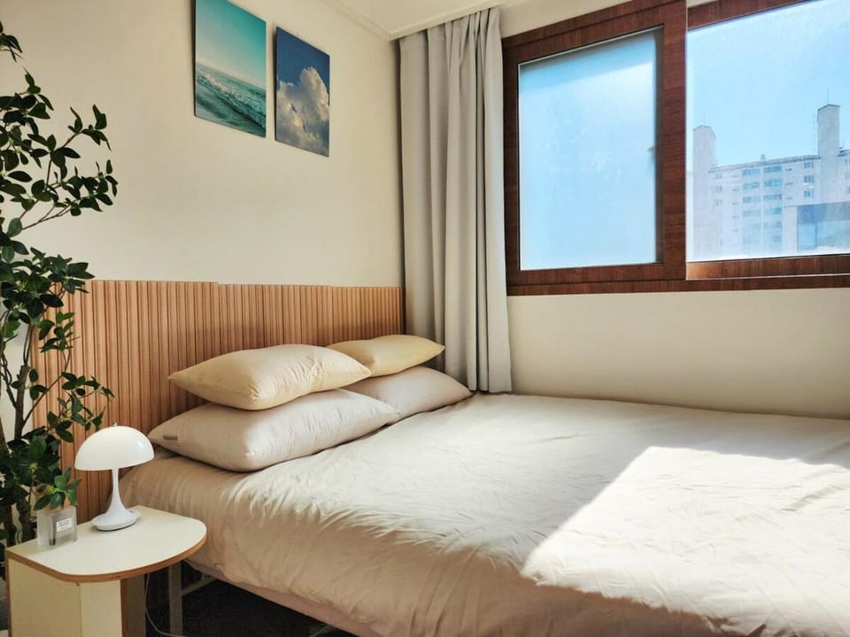 Leehome Yeonnam 5F with EV Apartment in Seoul