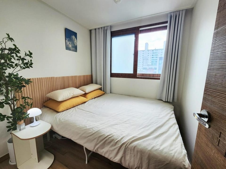 Leehome Yeonnam 5F with EV Apartment in Seoul